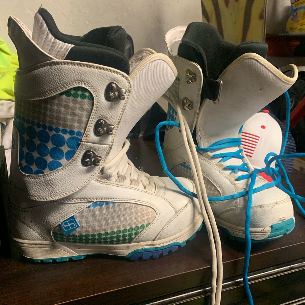 Size 6 women’s snowboarding boots